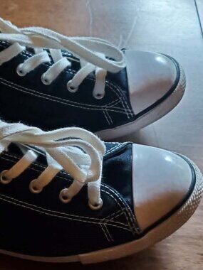 Near New Converse Women’s Canvas Low-Top Running Shoes